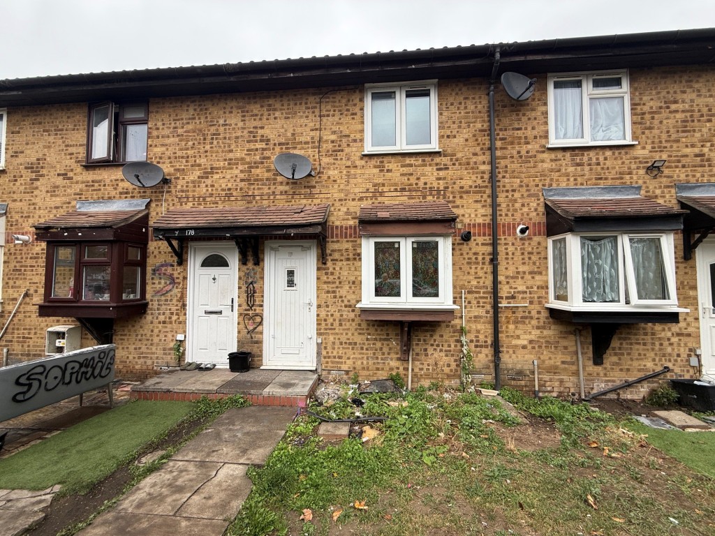 Lot: 158 - HOUSE FOR IMPROVEMENT - Pathway leading to entrance door
